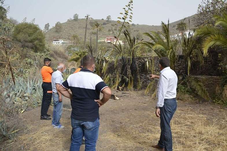 El alcalde de Valsequillo visitó el área quemada por el incendio/TA.